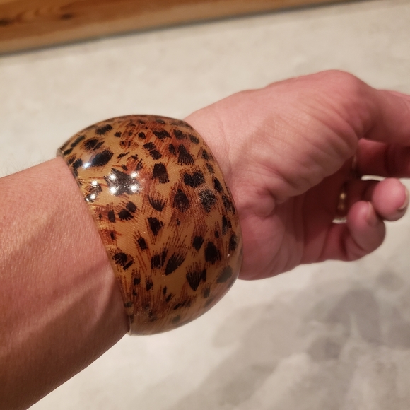 Beautiful, animal print, acrylic, cuff bracelet. Great condition. - Picture 3 of 4